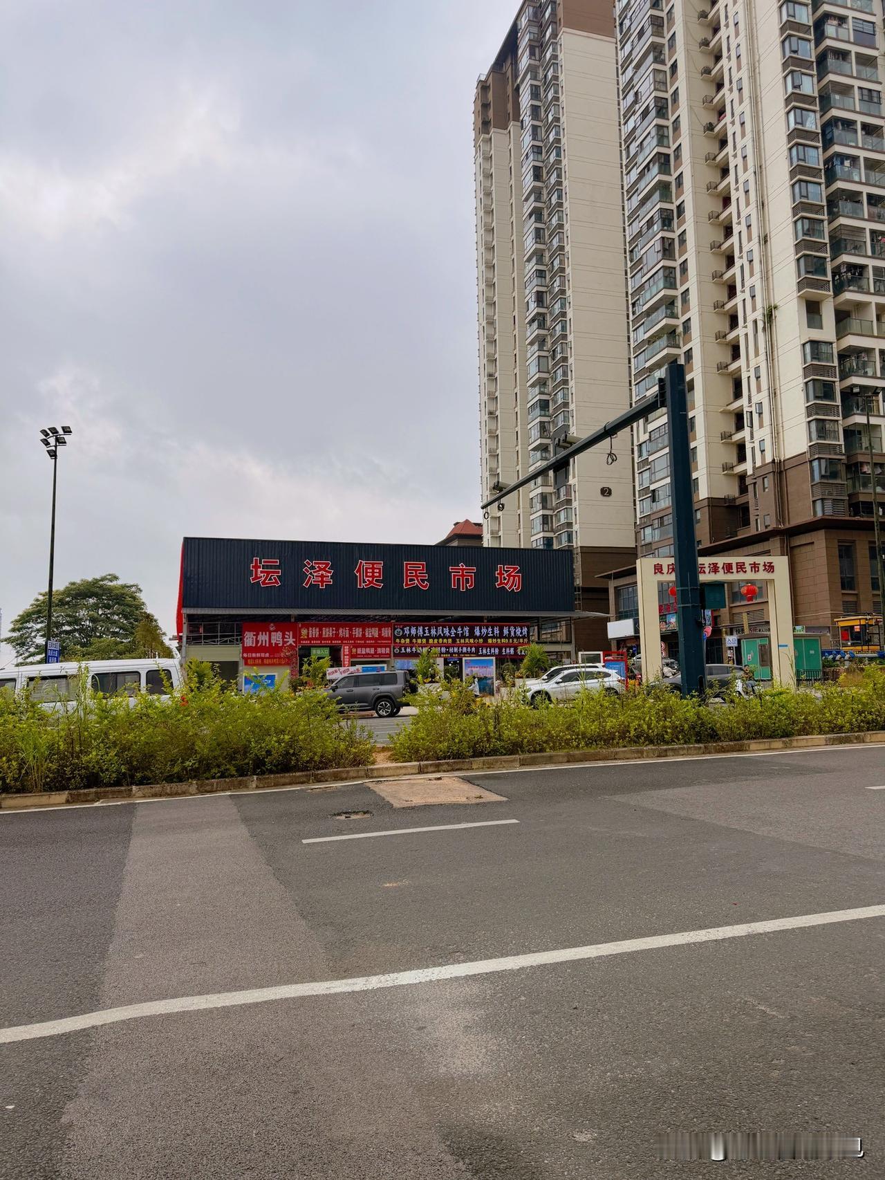 有没有发现？最近南宁五象各个小区周边，突然多出不少社区便民菜市场，这样的闲置空地