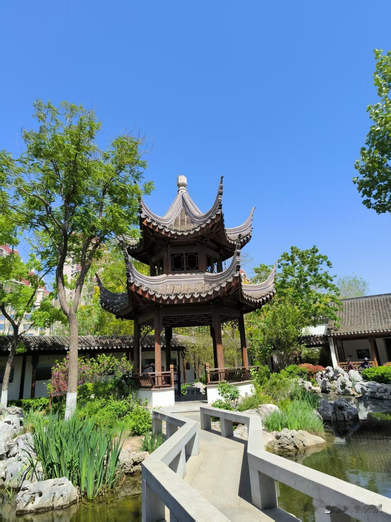 问津园，一座复刻江南风情的古典式园林。
这是第二次来遛问津园，公园虽然不大，风景