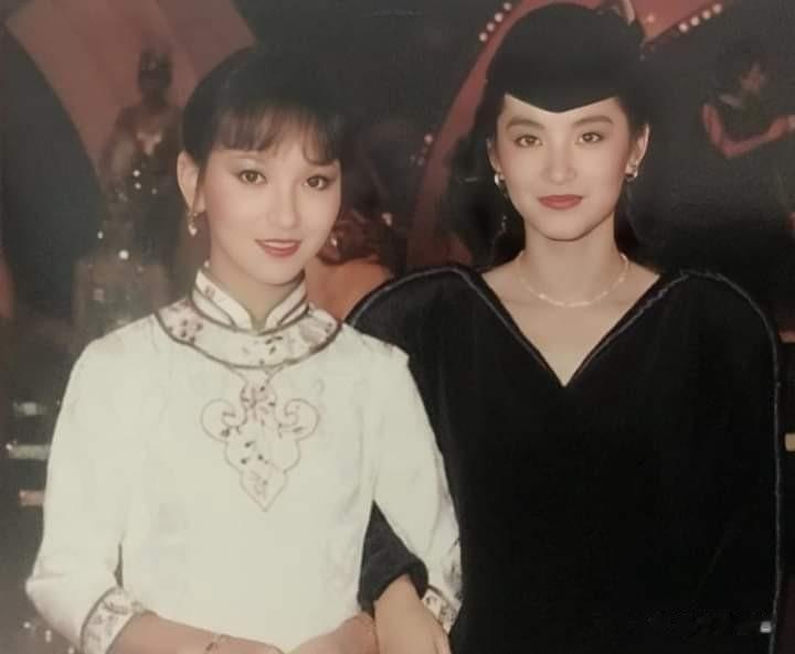 这二位绝色，啥时候同台的？眼睛睁不开了！！！#女演员[话题]#