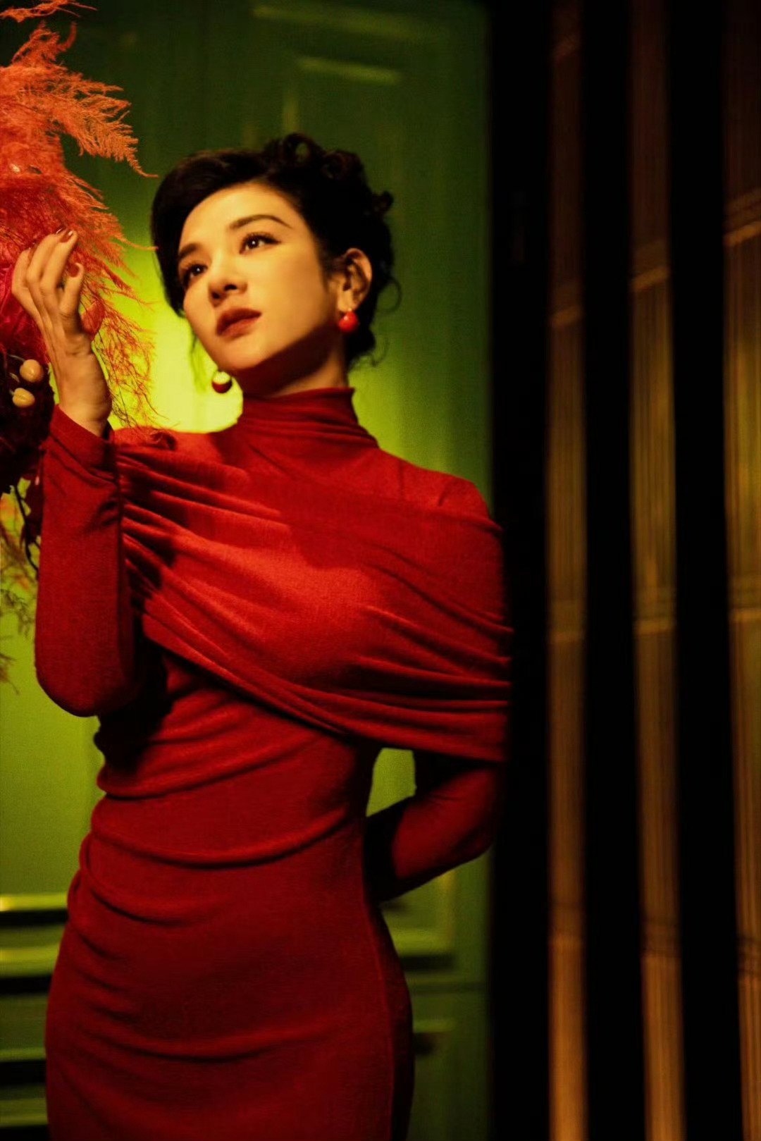 #黄奕上海滩妆造##黄奕90年代上海滩妆造# 黄奕90年代上海滩妆造，复古红裙盘