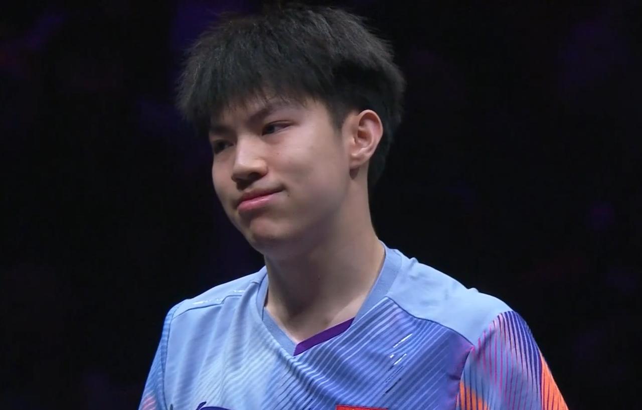 突发！黄友政崩溃，一拍子将球打到球桌上！

第一局
周启豪10:6拿到局点，
黄