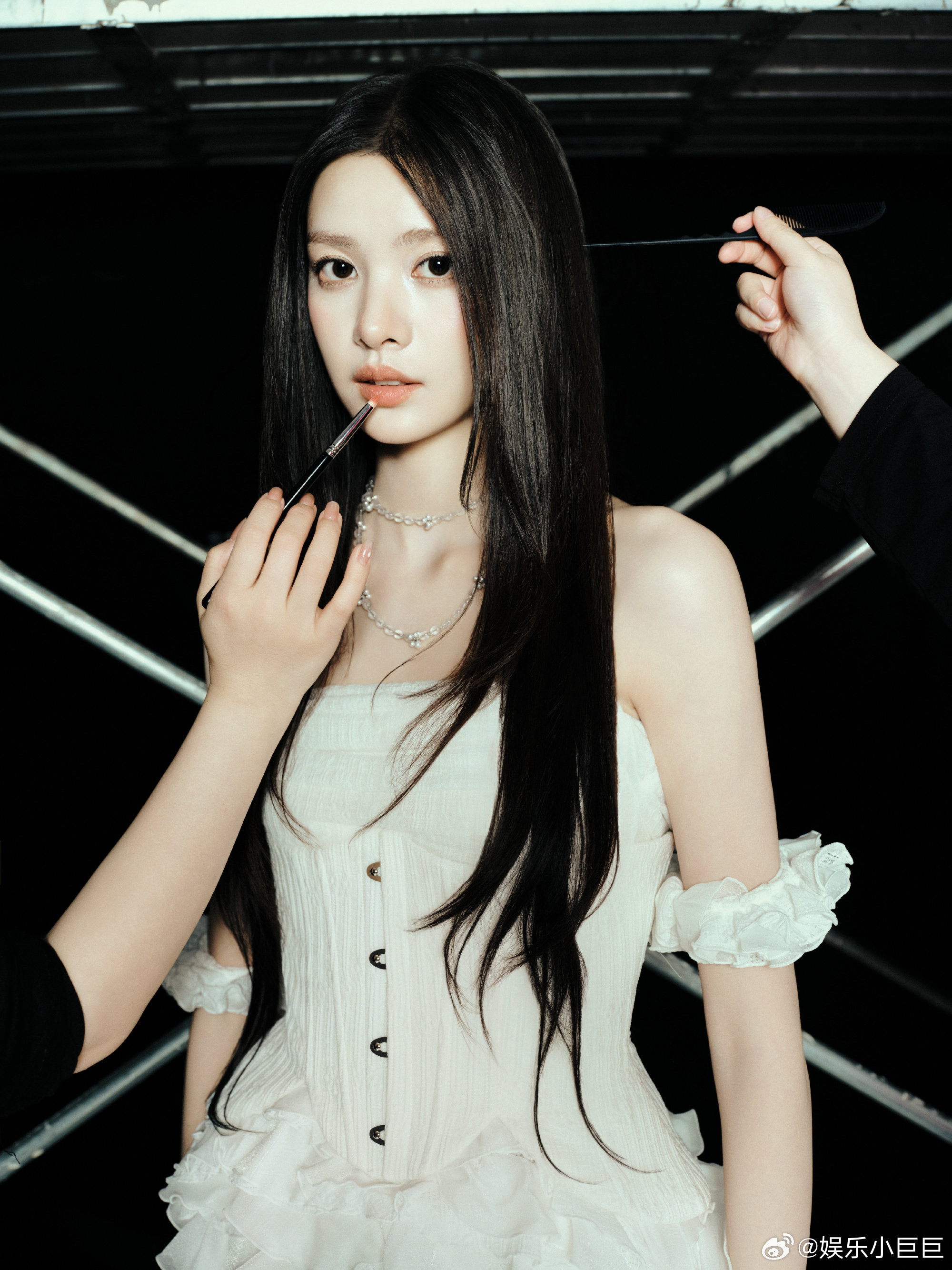 张艺上漂亮张艺上女团门面级美貌怼脸镜头都扛得住的颜值太绝了，张艺上的面部轮廓流畅