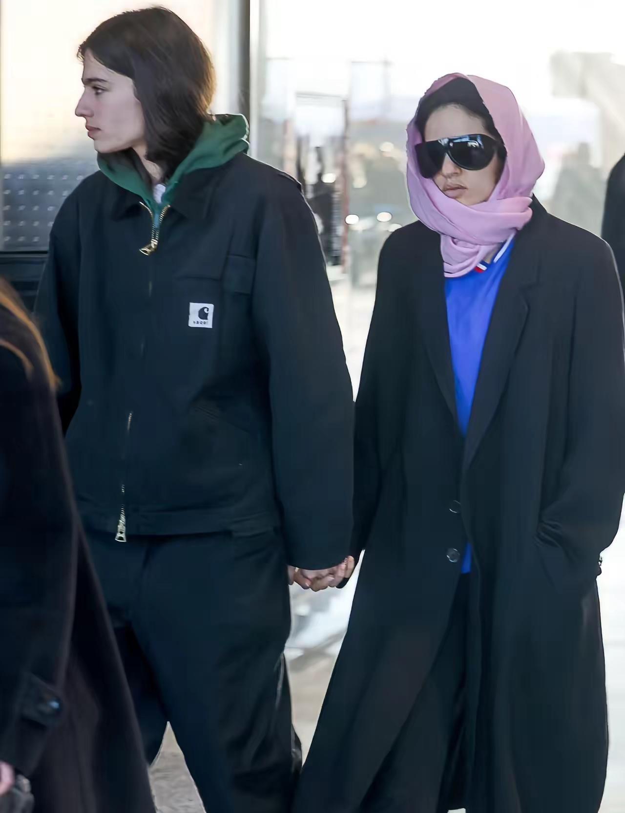 Rosalia与法国模特、传言中的女友Loli Bahia手牵手，准备搭乘飞机离