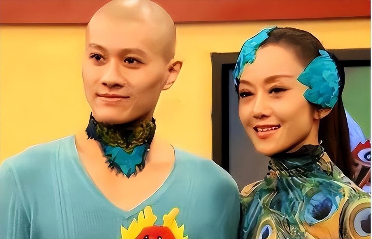 提起杨丽萍，很多人脑海里立刻浮现舞台上宛若精灵的孔雀公主。一支孔雀舞惊艳几代国人