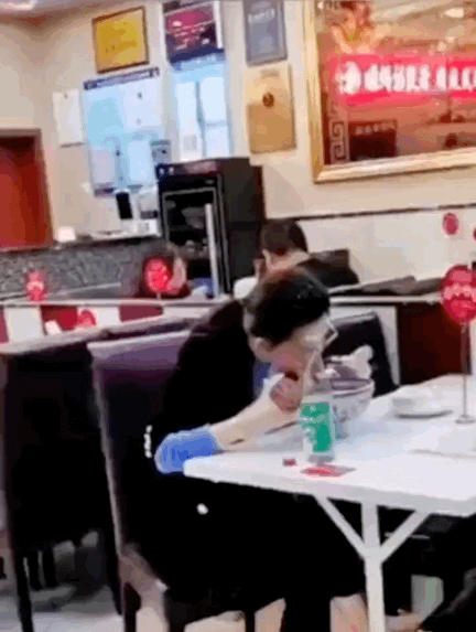 妹子，过年你自己一桌