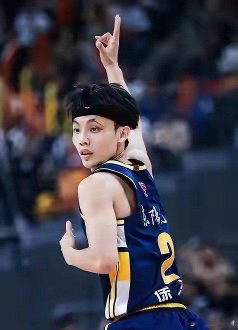 相差甚远！今日徐杰和胡明轩根本不是一个级别！1、胡明轩今天首发出场的胡明轩，上场