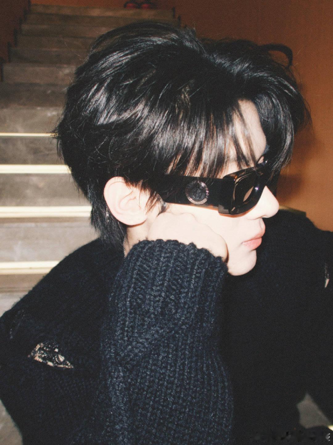 张峻豪把红毯走成秀场 张峻豪今晚是行走的时尚模板吧！棕色大衣穿出独有的少年气场，