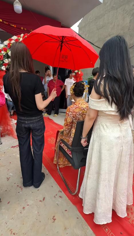 “太过分了！”江苏沭阳，新娘刚到新郎家门口，新郎家的人就搬板凳堵门要喜烟，一人一