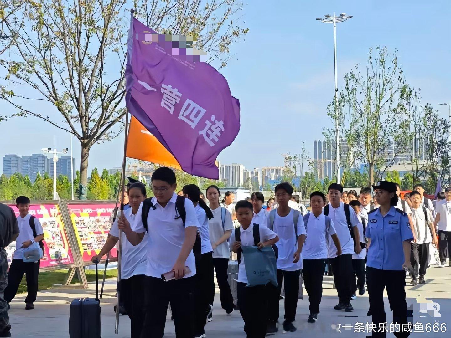 学校第一年招生，甲醛啥的估计也是不友好，那也没有办法了，既来之则安之吧。42个班