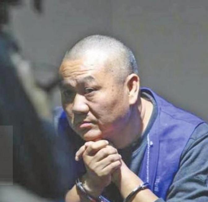 1999年，石二群抢走银行208万后直接逃之夭夭，后来直接翻身成为亿万富翁，还娶