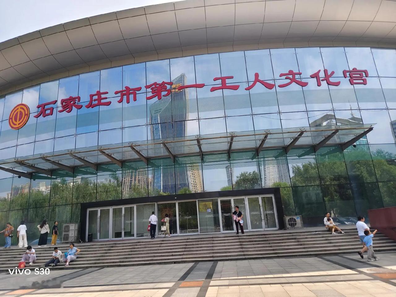 国防硬核兵器在长安公园亮相，强我中华国防教育实地展示。