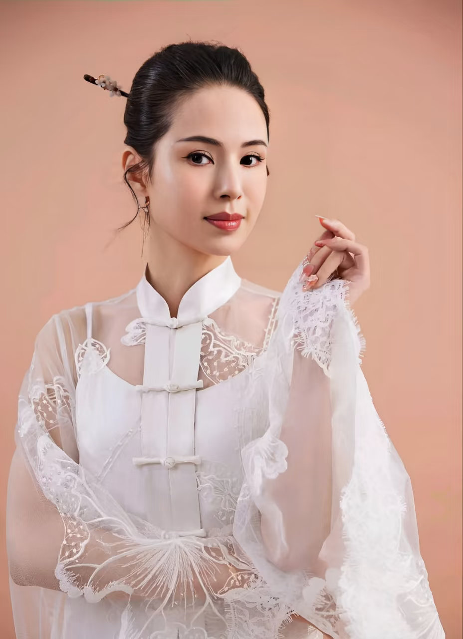内娱抄烂女频文也写不出这种女主小龙女的清冷深入人心，没想到李若彤还能驾驭这么有冲