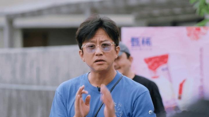 邓超喊鹿晗亲爱的鹿晗就吃撒娇这一套哈哈哈哈哈 接力环节，邓超又卡壳。鹿晗说已经很