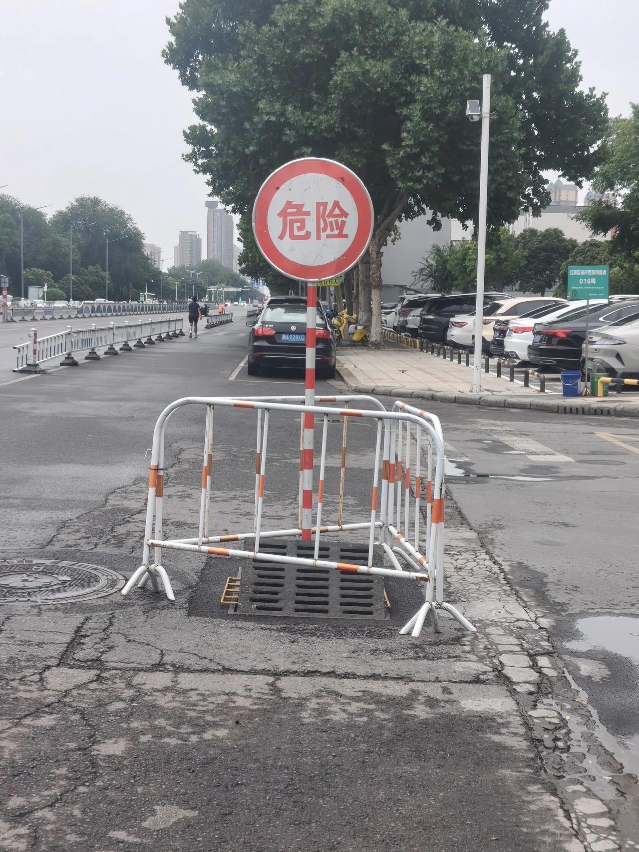 今儿晨练，慢步在被雨水冲洗过带有溪水微流动的柏油路上，大马路两旁每一个下水口都放