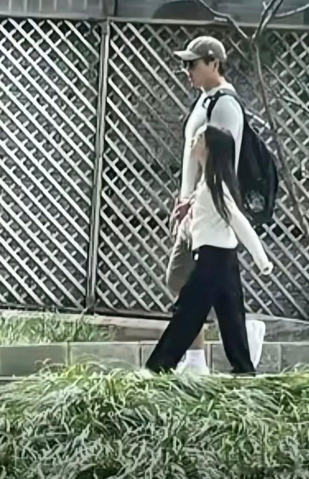 偶遇高云翔小酒窝爬山 小酒窝和高云翔爬山的状态也太好了吧！孩子全程松弛又开心，这