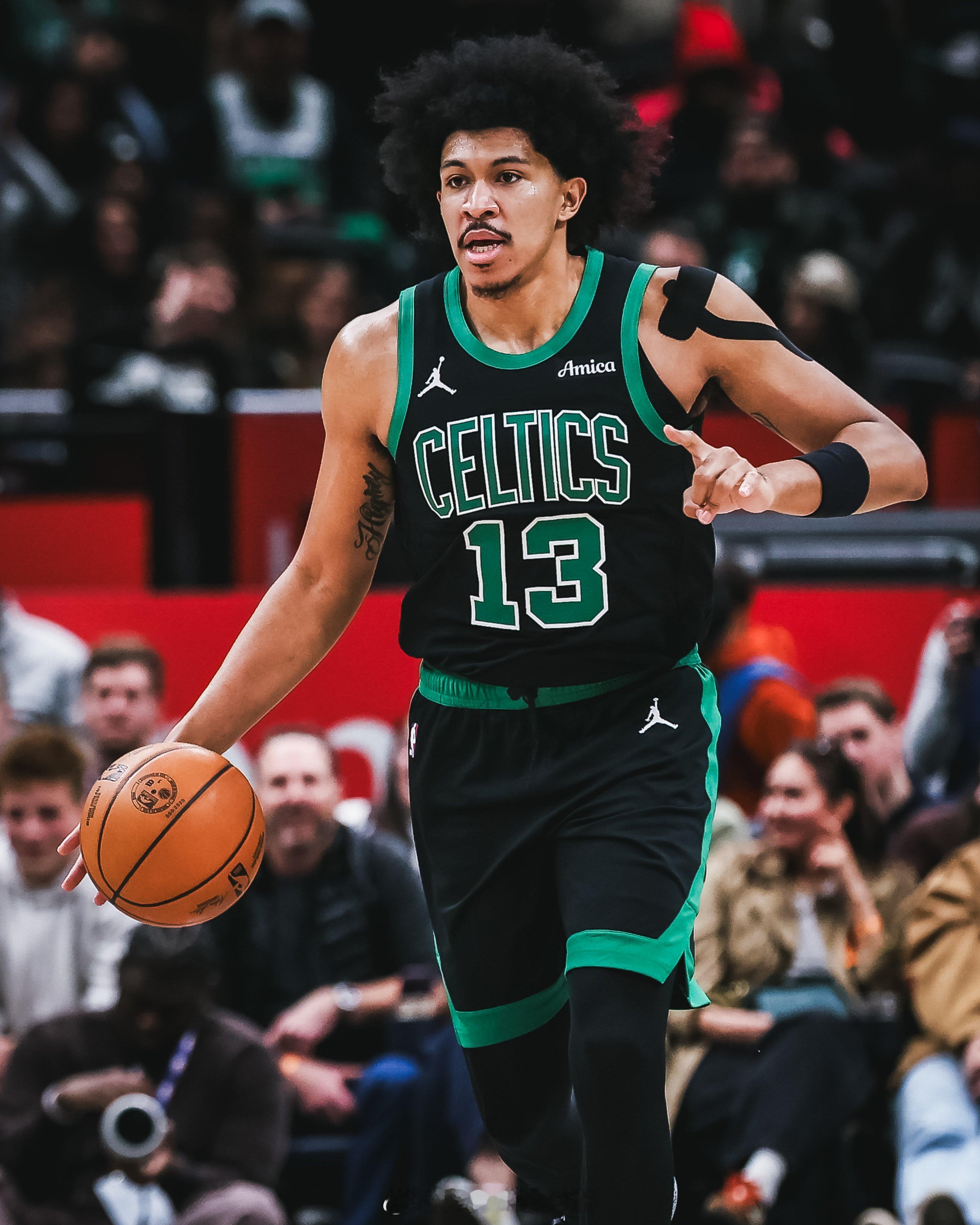 小罗恩·哈珀的职业生涯第一次首发🍿出战33分钟，8投4中，得到11分9篮板3助