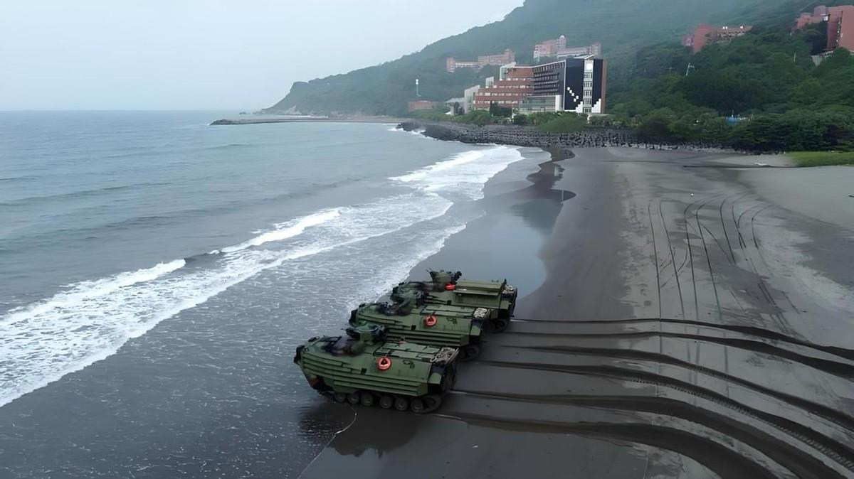 4月17日，特朗普突然宣称伊朗全面让步，不仅开放霍尔木兹海峡，还将全部浓缩铀交给