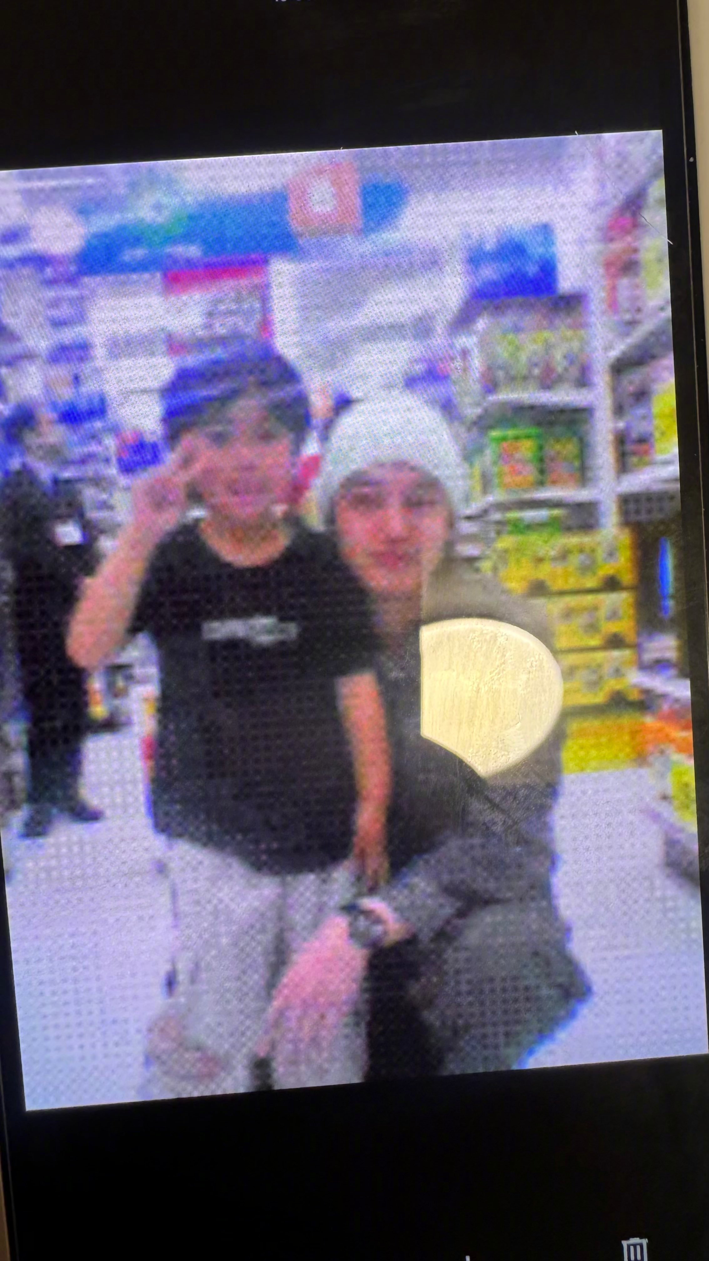 【热帖】 22年前，我和貌似韩国明星的人合影了，能帮我认一下他是谁吗？原推内容：