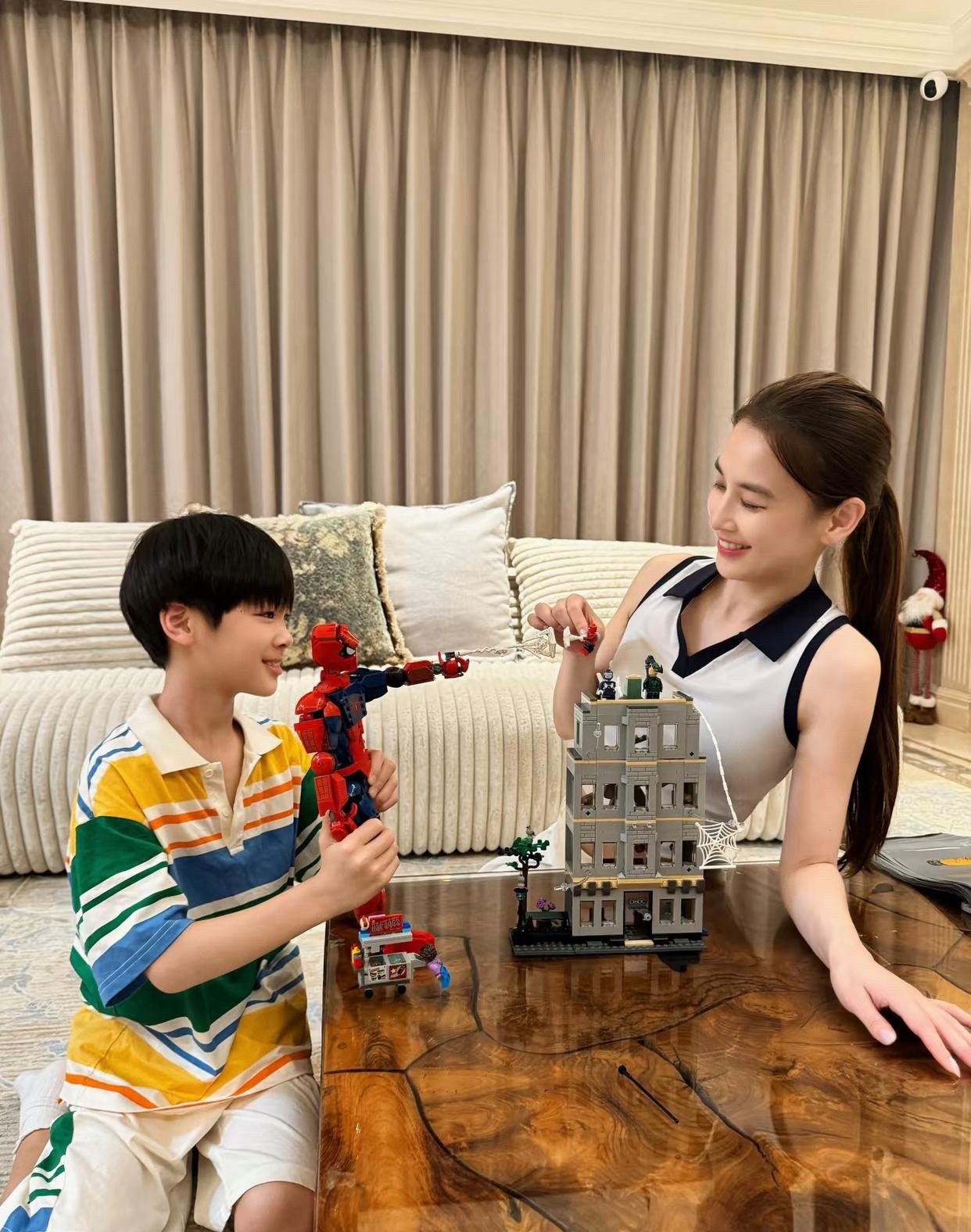 43岁黄圣依和小儿子在家中拼玩具，母子俩看起来关系真好！儿子遗传了她的冷白皮，五