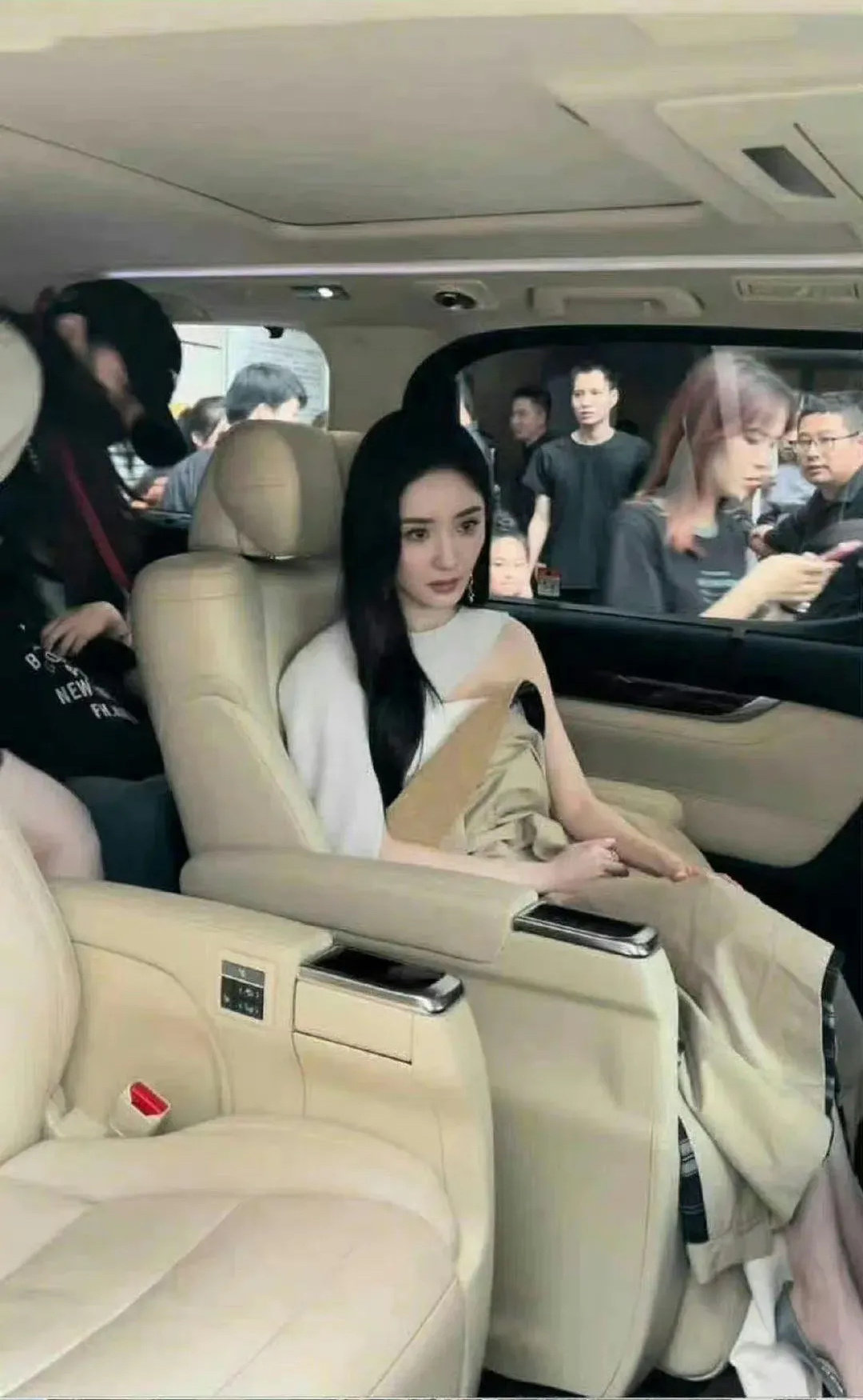 天啊，路人的生图，上镜都这么漂亮了，现实生活中得有多美。这个状态，这个紧致感 ，