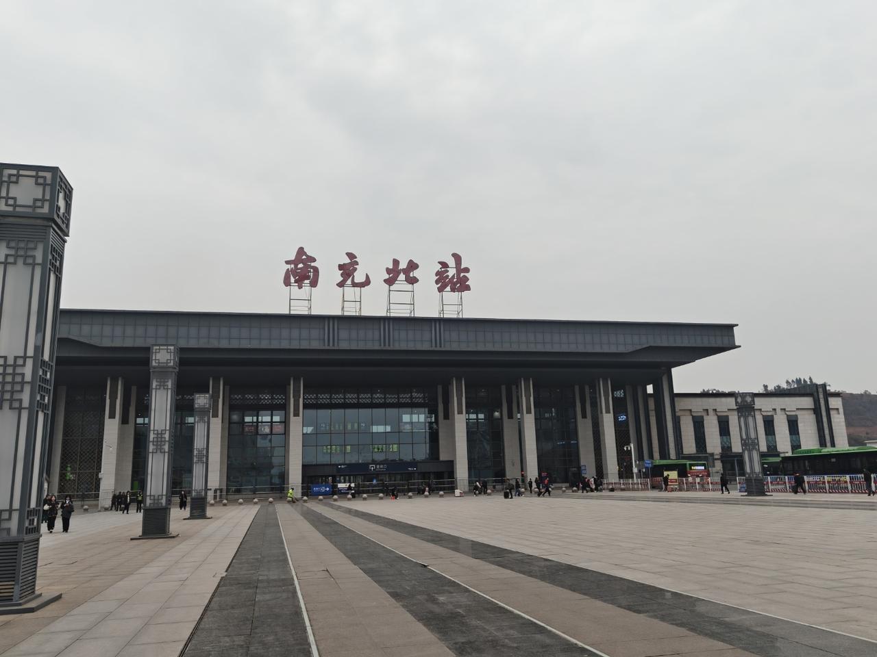 南充北站改扩建现在进第二阶段了，老站房已经全部拆完，正在打桩。
预计2027年上
