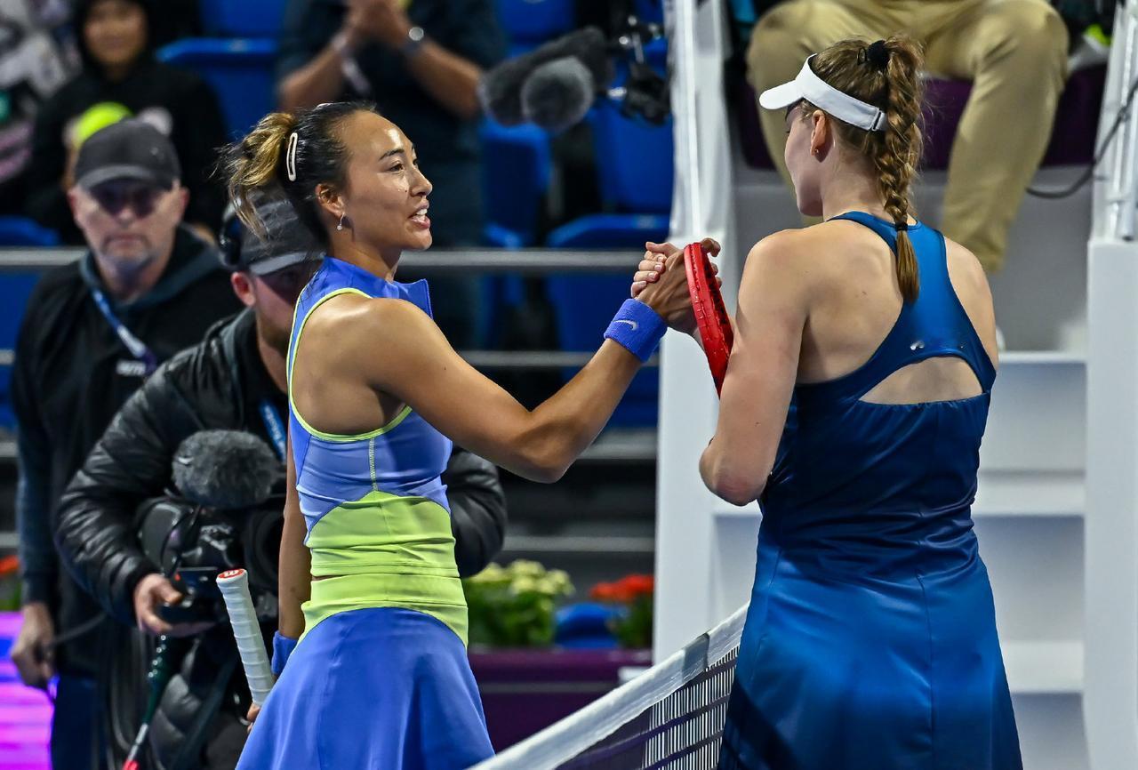 WTA1000马德里站今日赛程

下半区第三轮比赛开打，郑钦文再战莱巴金娜，高芙