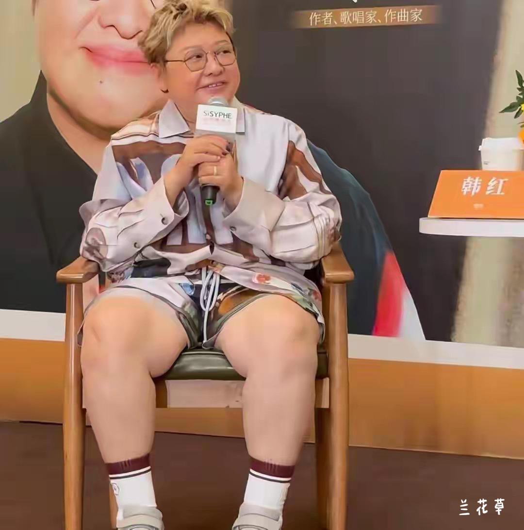 韩红这是要走时尚路线吗？
貌似一身的睡衣，她就出来了。同色系的搭配，甚至连头发都