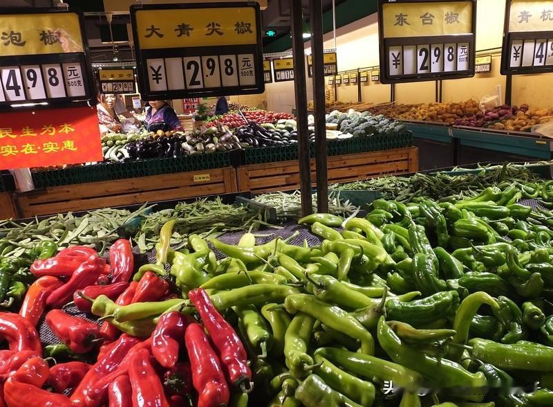 在中国抱怨菜价贵是幸福的烦恼 在中国抱怨菜价贵，还真是一种幸福的烦恼。几十年前，