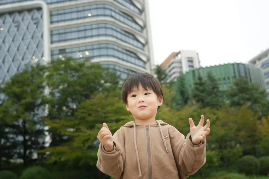 孩子的笑脸，滑梯上的美好瞬间
