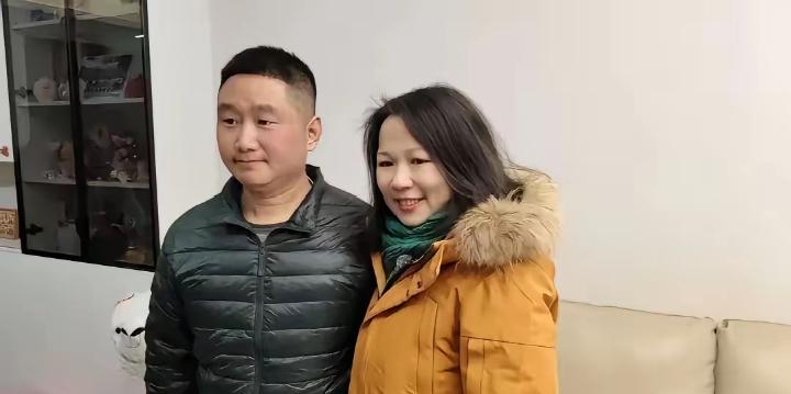 北京，1女子坐车前往河南见素未谋面的男子，见面后，女子冲上去拥抱男子含泪道：对不