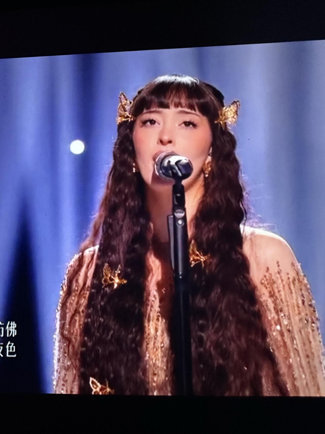 凡希亚开场即炸场，唱功比两年前更稳了！
从2024年歌手舞台崭露头角，到如今轻松