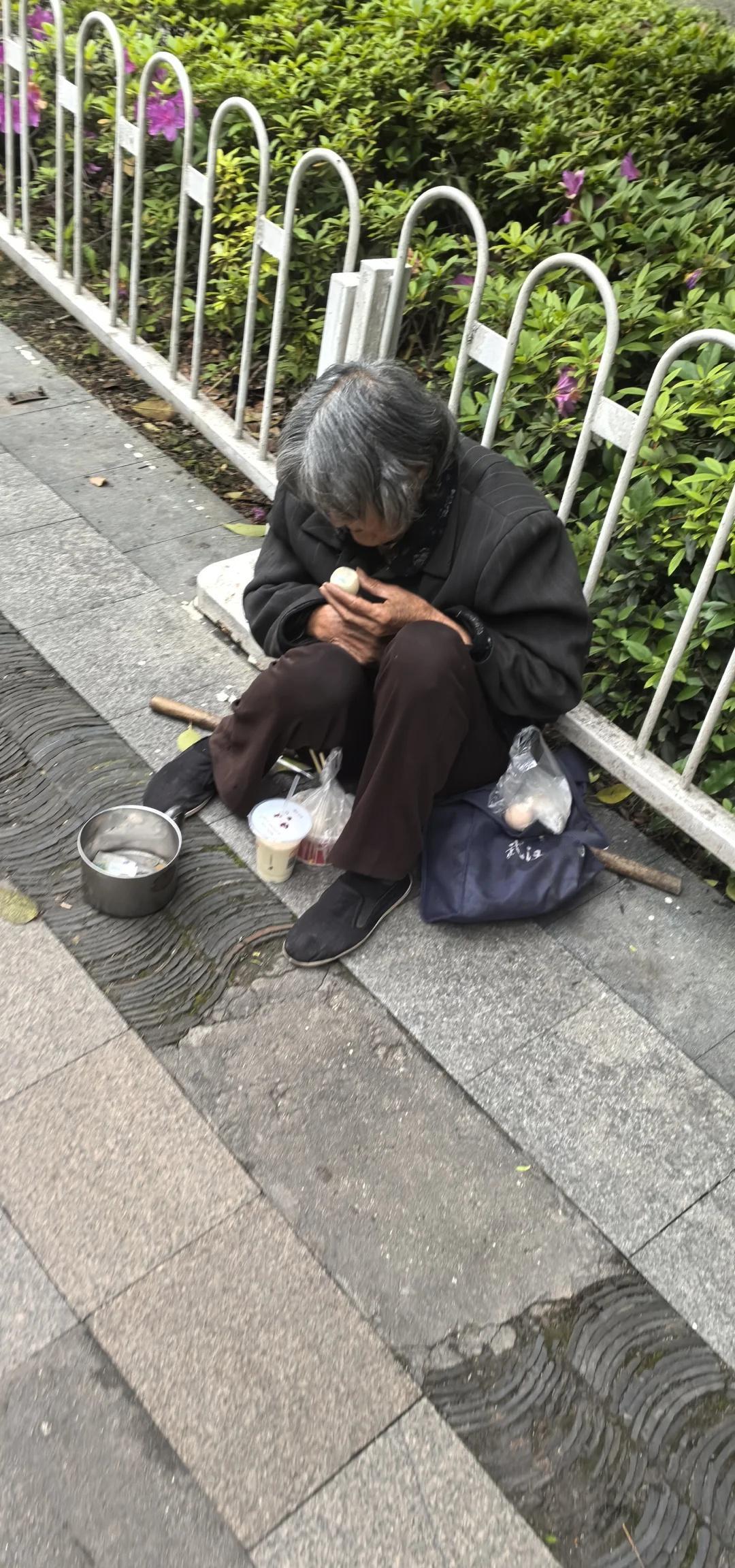 谁家的老人走丢了？
今天在汉阳五龙路买早点，发现路边有位可怜的老人，看着造业上前