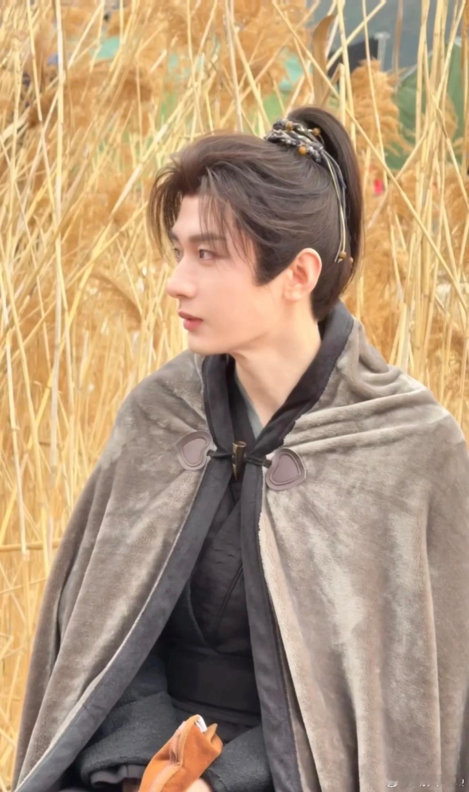 成毅狩谎cy成毅林彦廷成毅就像小太阳，低调发光却超温暖，演技扎实人品过硬，每次了