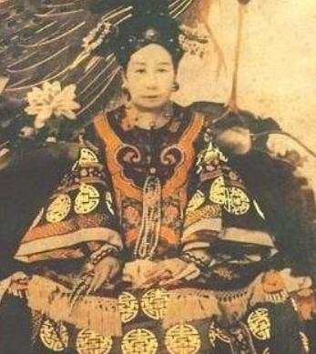 120年前的今天，那个以一人单挑11国的女人去世。
有人翻出她晚年推行新政的诏书