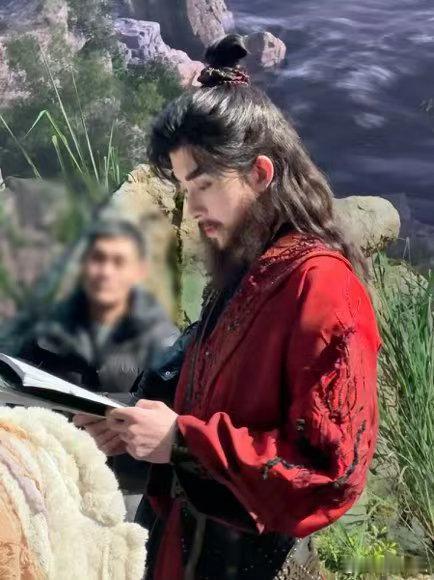 师兄太稳健敖瑞鹏适配度拉满，把李长寿的谨慎和幽默完美诠释。不追求争霸天下，只求平
