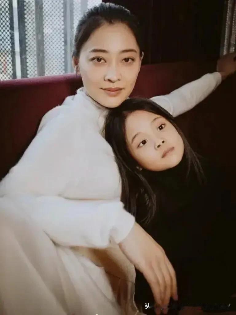 梅婷母女共用一张脸，基因强大！幸福母女情，梅婷与女儿的合影，让人感叹基因的强大！