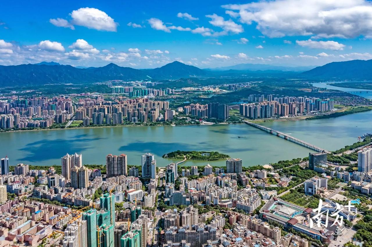 如果不差钱，退休后首选广东清远久居最为理想。其综合优势如下：

🌤️ 一、气候