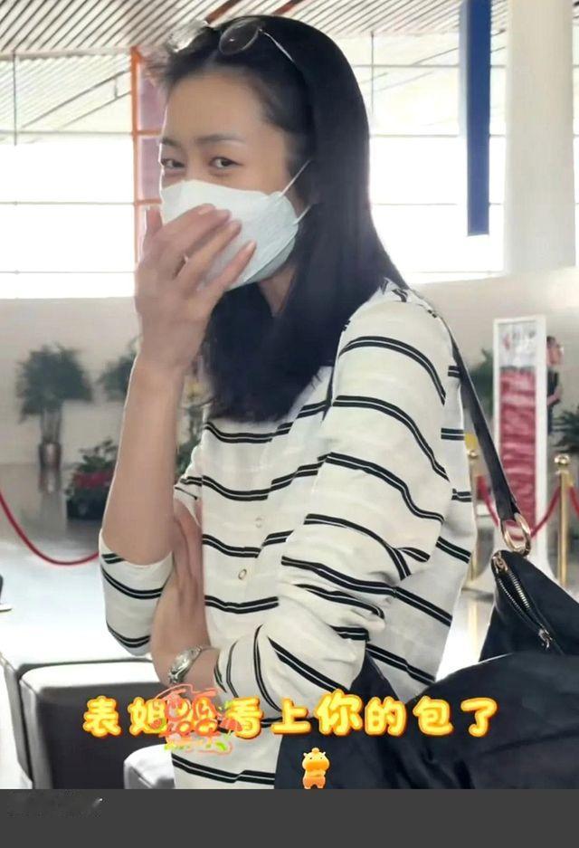 粉丝跟刘雯说看上她背的包了，让直接送给自己。有些明星，抹不开面子，碍于氛围说不定