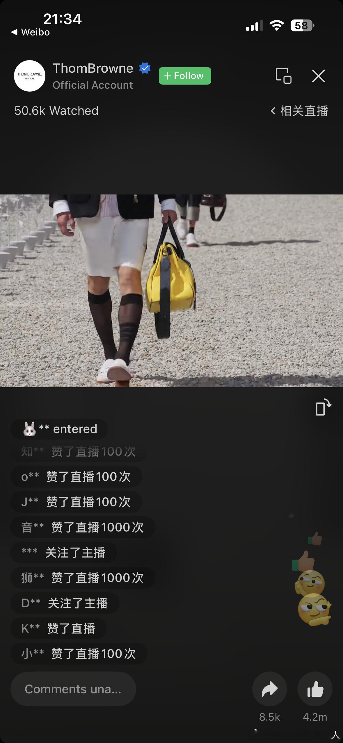 设计师好可爱！是带了个蛤蟆吗？我觉得包都很好看，黑色半筒丝袜也给蔡徐坤安排！ 
