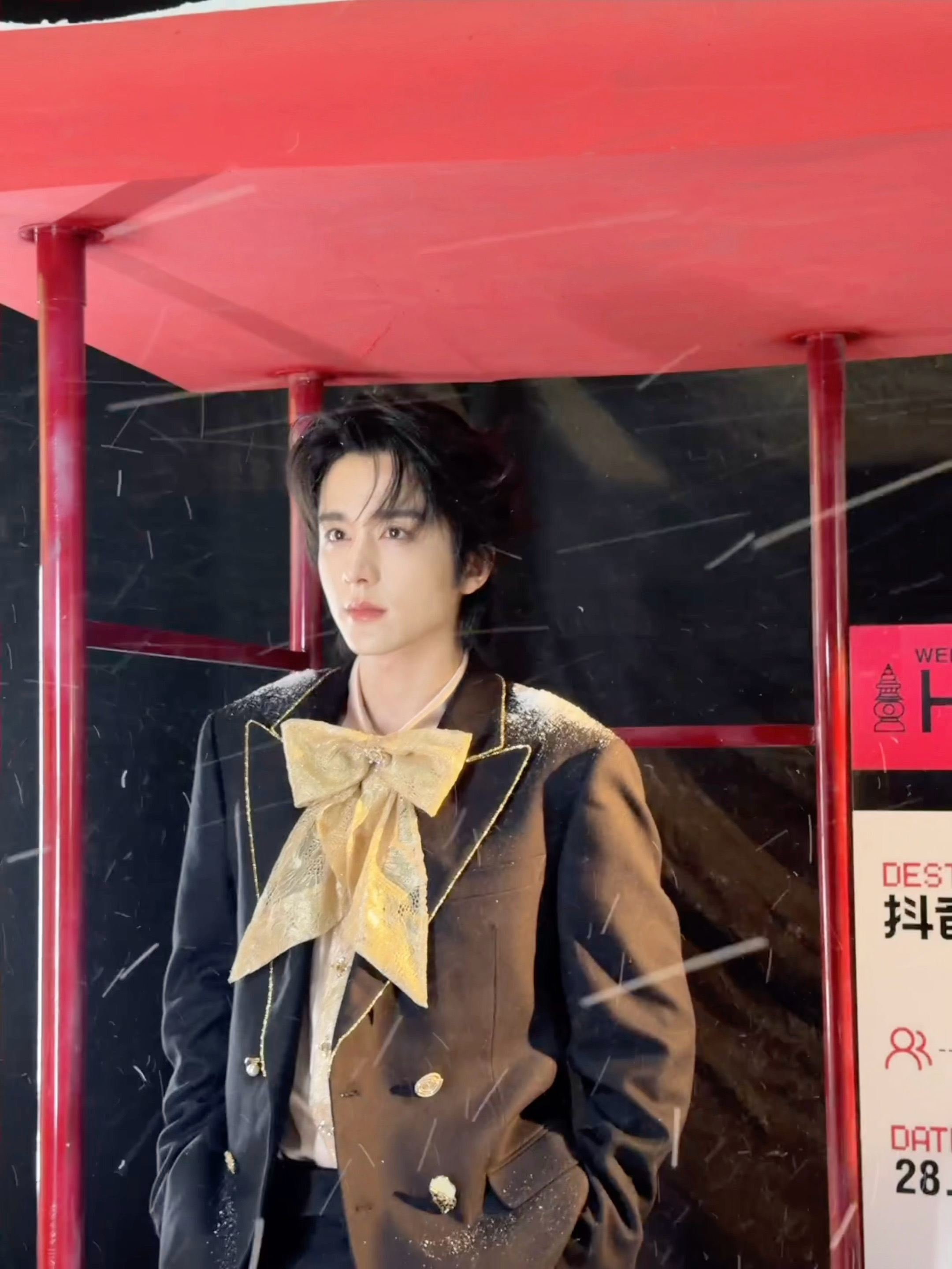 张新成这套造型也是美神来的。。。 