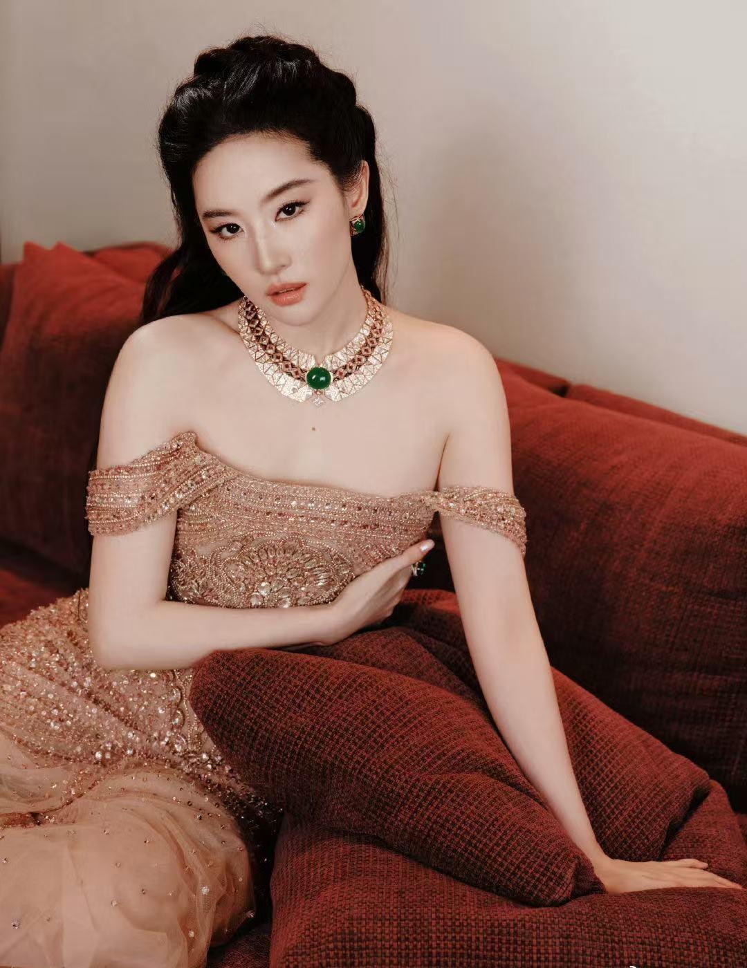 生图状态好绝，一身黑色简约大气，每一个镜头都很有张力。自带强大的压迫感，让人不自