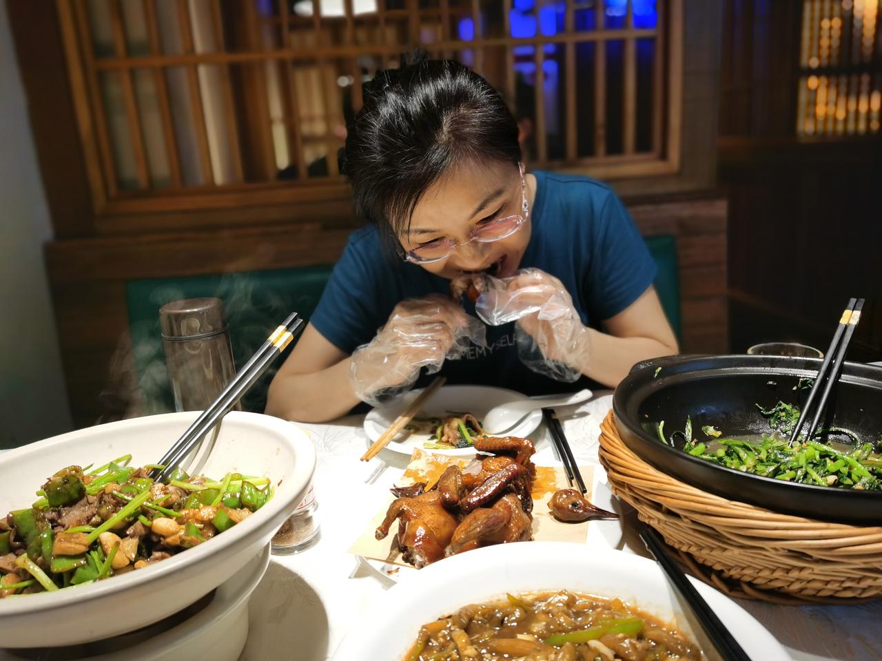 资金密集成交在三个方向
1、指数震荡，涨跌比持平。涨幅+6%的139家，跌幅-6