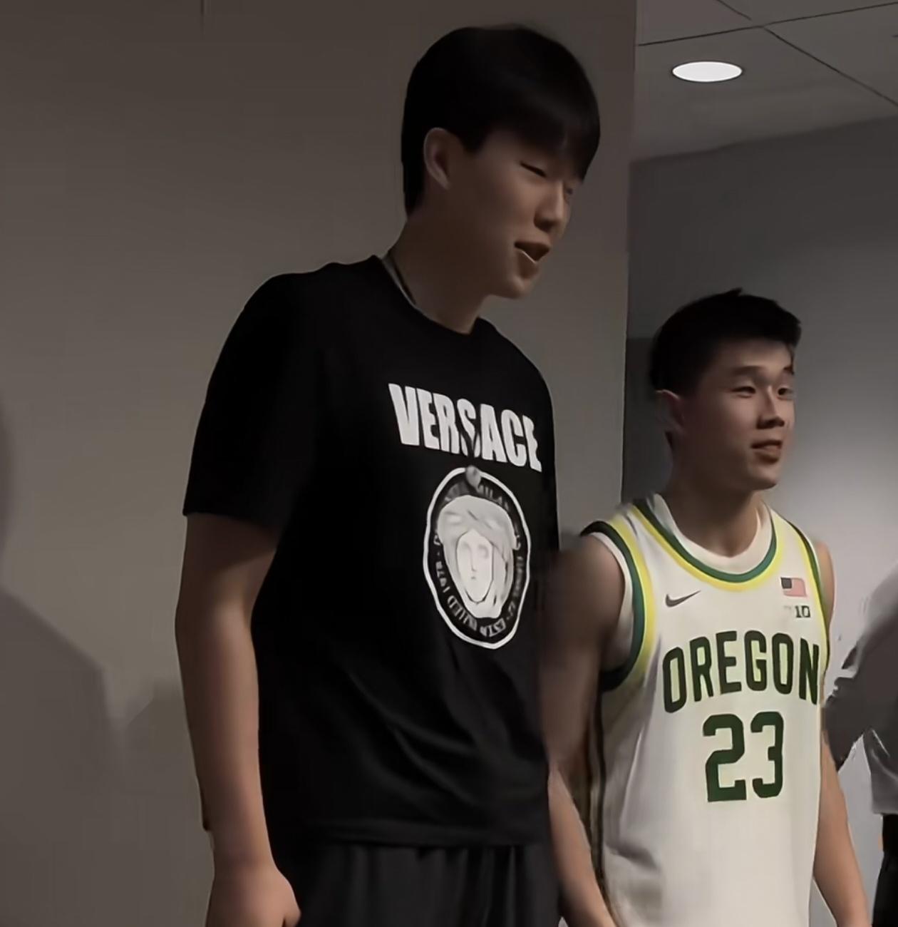 烂兄烂弟！杨瀚森和林葳相互诉苦！

没有比赛的杨瀚森去观看了另一位中国球员林葳的