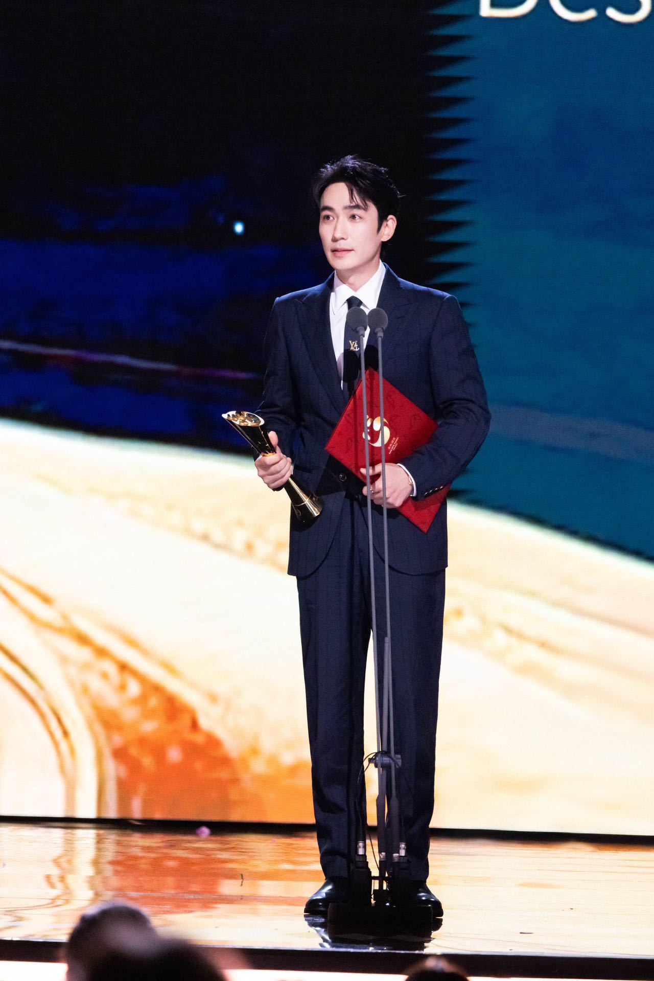 朱一龙好像又解锁了新的电影风格《空枪》官宣朱一龙主演，这消息超炸！海报上他持枪立