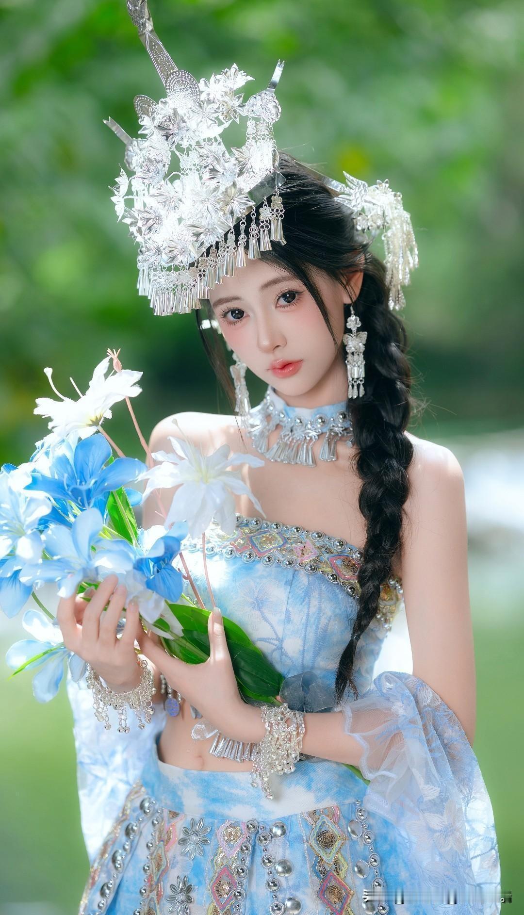 花簪映碧水，仙姿入画来。簪花古韵写真