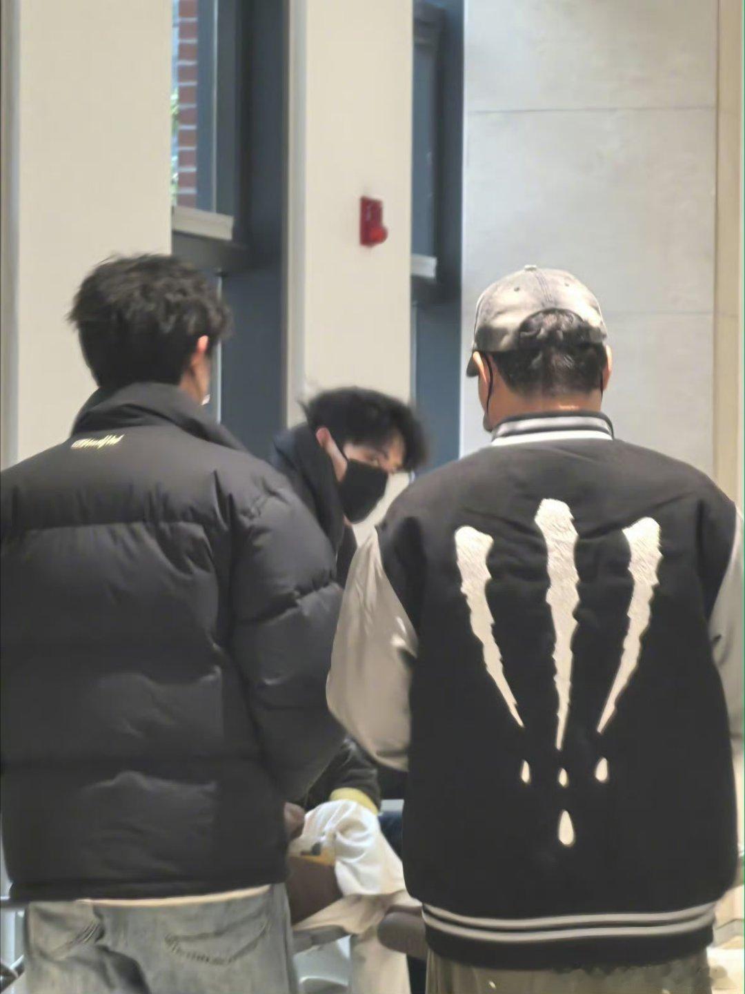 网友在医院偶遇敖瑞鹏输液，这是怎么了？