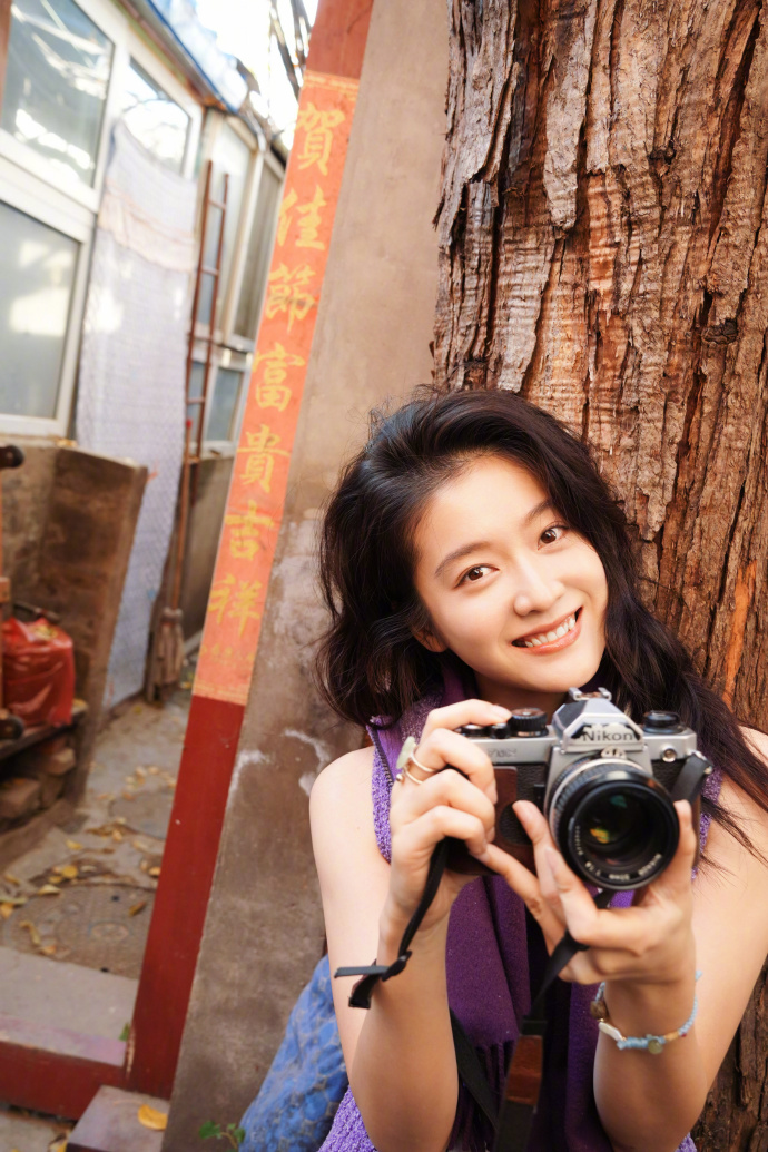 张雪迎小自由开机照张雪迎《小自由》开机照氛围感绝了！冷调镜头下，她的五官线条愈发