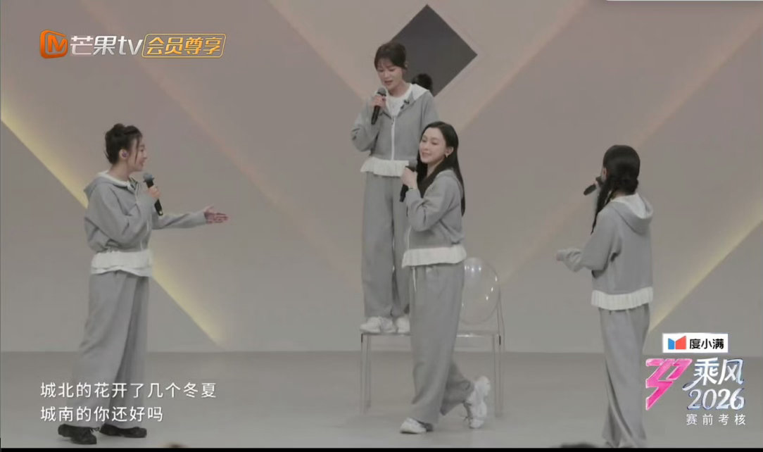 侯宇小考写了一整个手的小抄浪姐一公小考 笑不活了！侯宇浪姐一公小考也太拼了，把小