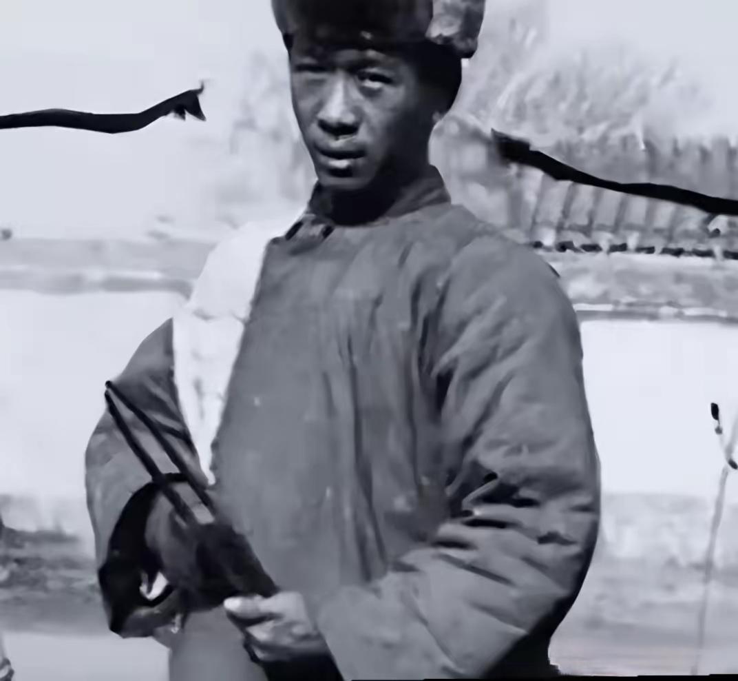 理发师查子香，1937年，南京城沦陷，他只身一人混入日寇庆功大会，当着上万日寇的