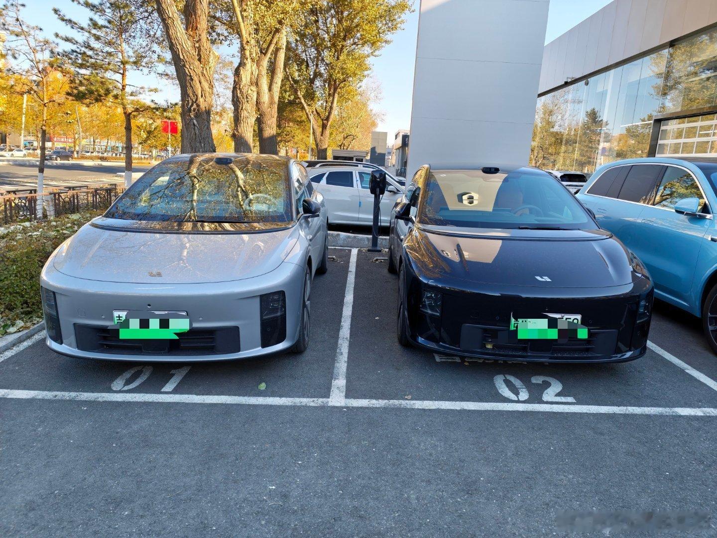 还是银色耐脏，黑色这个泥点少很多，但是目视看起来比银色脏多了“泥雨”下的理想i6